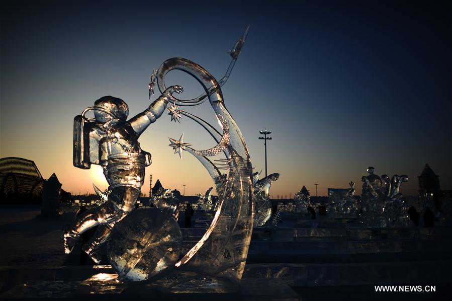 CHINA-HEILONGJIANG-HARBIN-TOURISM-ICE SCULPTURE (CN)