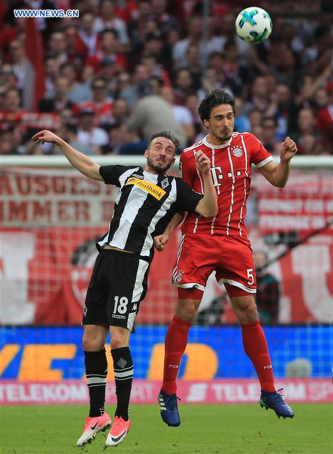 (SP)GERMANY-MUNICH-SOCCER-BUNDESLIGA-BAYERN MUNICH VS MOENCHENGLADBACH