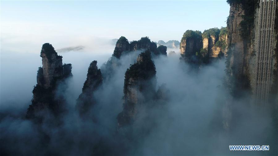 #CHINA-HUNAN-ZHANGJIAJIE-CLIFFSIDE ELEVATOR-FOG (CN)