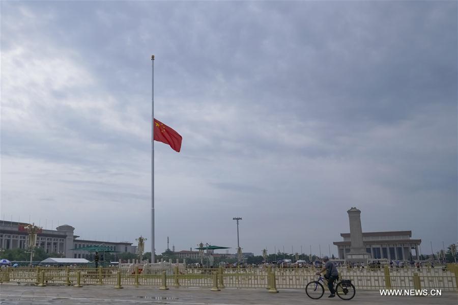 CHINA-BEIJING-TIAN'ANMEN-NATIONAL FLAG-HALF-MAST-LI PENG (CN)