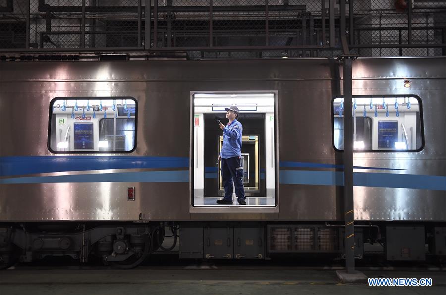 CHINA-CHENGDU-MID-AUTUMN-SUBWAY WORKERS (CN)