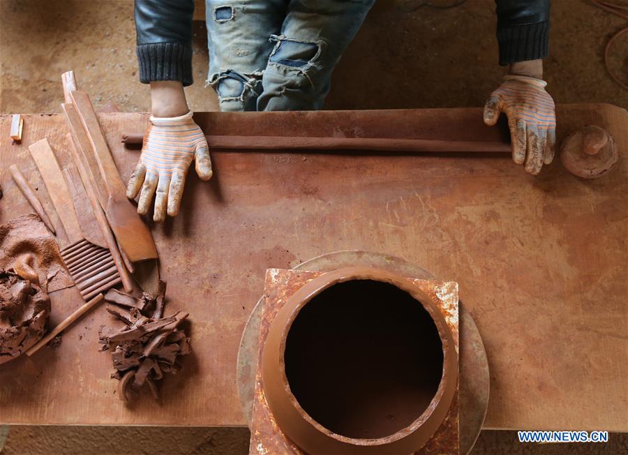 CHINA-YUNNAN-DEQEN-POTTERY-BLACK CLAY (CN)