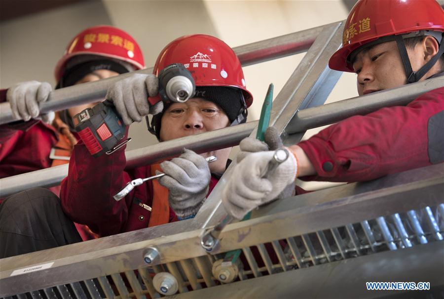 CHINA-SHAANXI-MOUNT HUASHAN-CABLEWAY MAINTENANCE (CN)