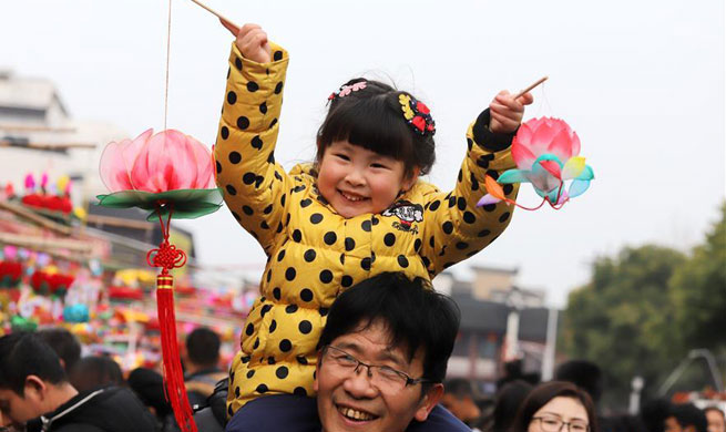 People buy colorful lanterns to greet upcoming Lantern Festival in E China