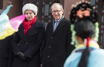 May watches Peking Opera performance in Wuhan's Yellow Crane Tower