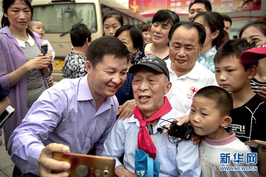 （图片故事）（4）“希望老人”的第100次老区助学之旅