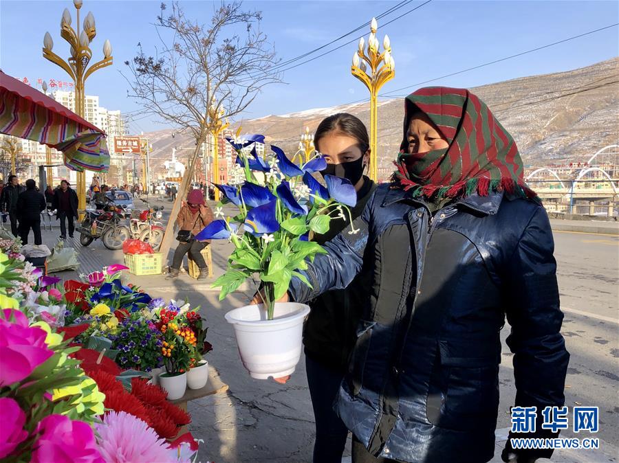 （新春走基层·图文互动）（2）“只要备好年货，新的一年就可以风调雨顺”——腊月藏区年货市场见闻