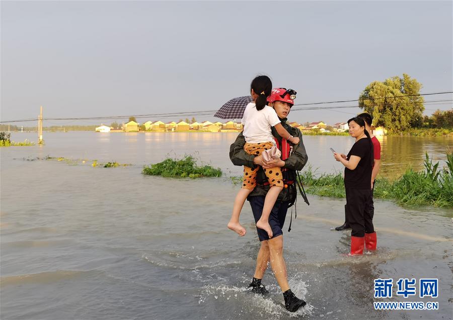 （新华全媒头条·图文互动）（2）青春出列——暴雨洪峰中的热血成人礼