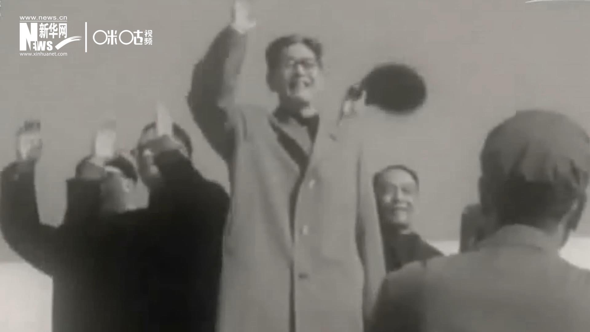 1971年11月9日，全新成立的中国联合国代表团在群众的欢呼与掌声中登上专机，正式开启了中国的联合国之旅。