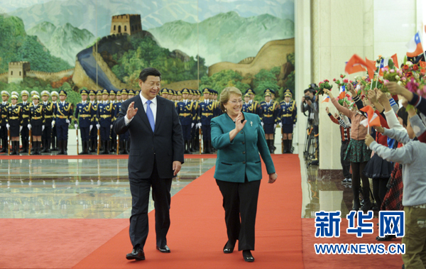 11月12日，国家主席习近平在北京人民大会堂同智利总统巴切莱特举行会谈。这是会谈前，习近平在人民大会堂北大厅为巴切莱特举行欢迎仪式。新华社记者 张铎 摄